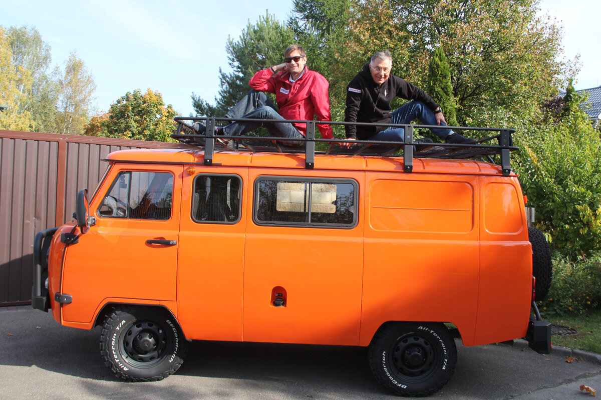 Водители готовы к встряске, но в какой-то мере это кайф ехать там, где не рискуют другие. Мой Хантер тоже имеет корзину на крыше, но я ее снял, решил поберечь ветки. В Буханке на крыше  разместится довольно много груза. Здесь можно перевозить до 300 кг.