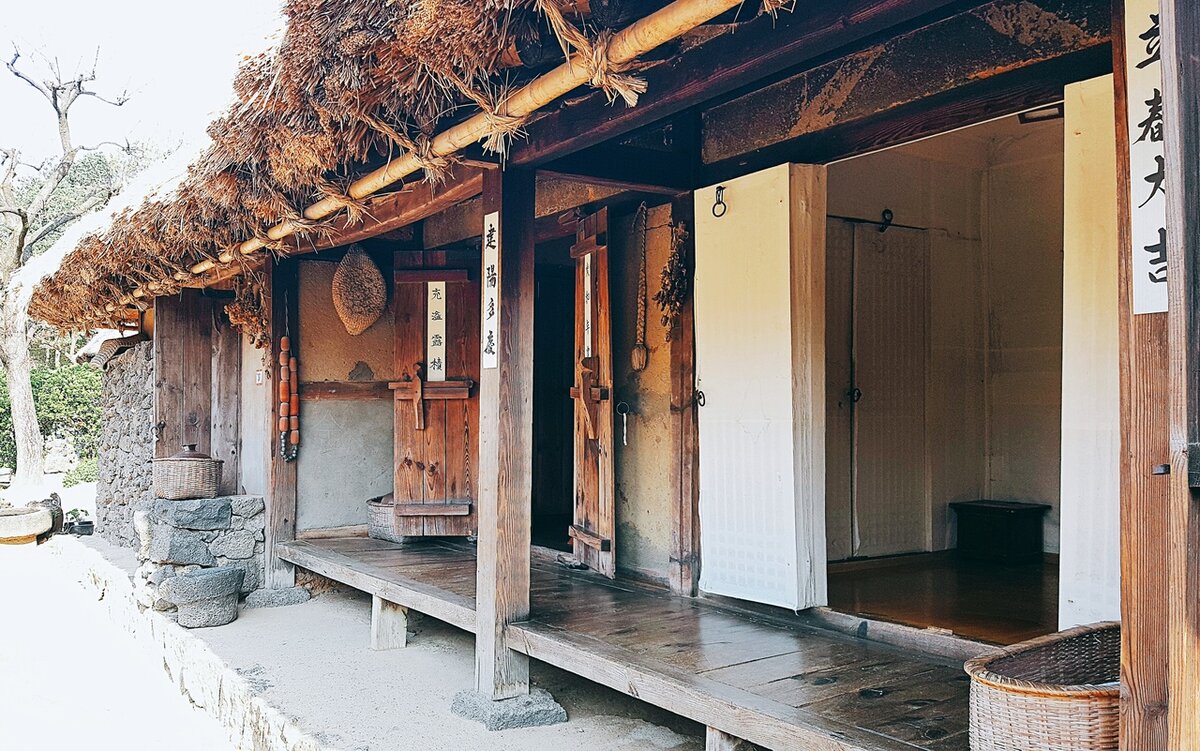 Старый корейский дом крестьянина в традиционном стиле. / фото автора