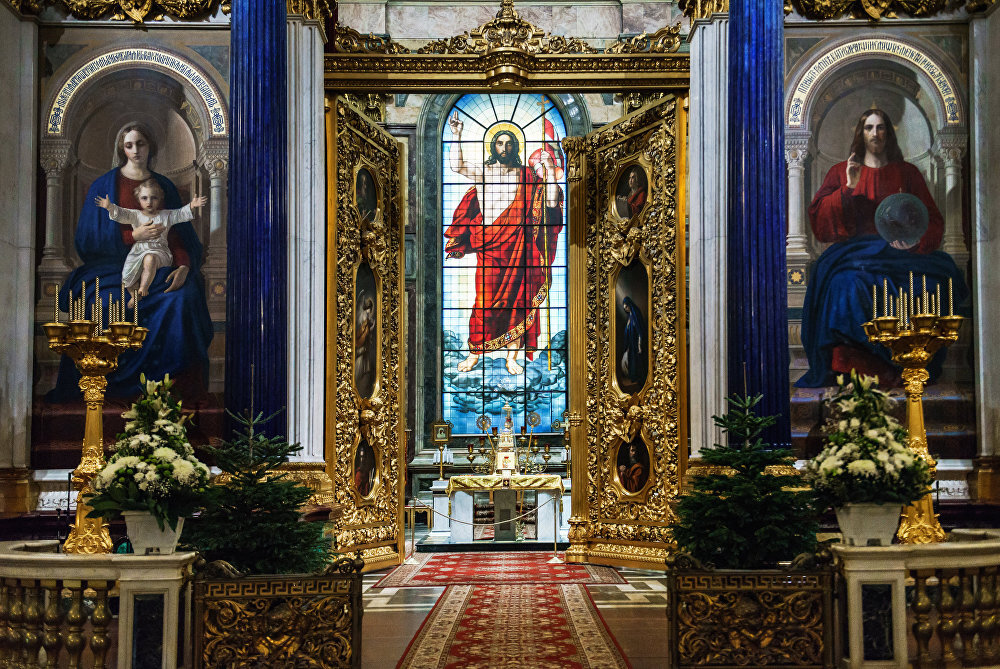 Замечательное украшение Исаакиевского собора в Санкт-Петербурге – алтарные колонны, сверху донизу облицованные дорогими сортами поделочных камней, малахитом и лазуритом.