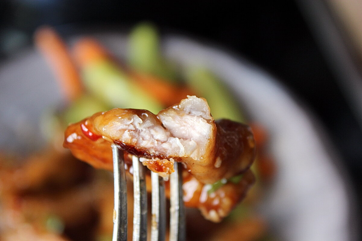 Смотрите, какое сочное внутри.