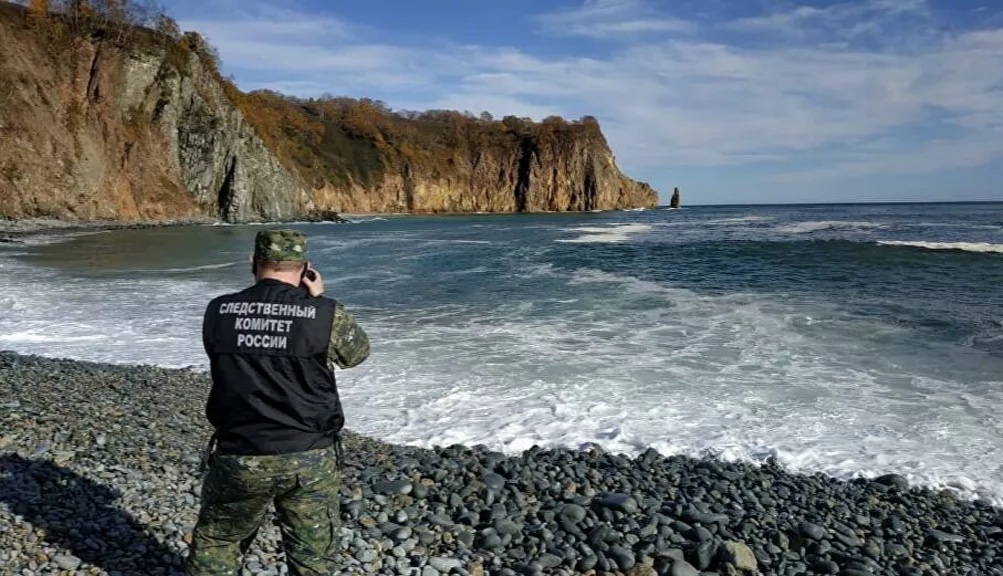  Природная причина загрязнения акватории Авачинского залива на Камчатке рассматривается в качестве приоритетной версии, заявила официальный представитель СК Светлана Петренко.
"По результатам проведенных биохимических экспертиз признаков токсического отравления у лиц, обратившихся за медицинской помощью, не выявлено. В исследованных пробах воды, почвы и морских гидробионтов тяжелых металлов не обнаружено. Ранее выявленное превышение концентрации нефтяных углеводородов и фенола в морской воде не является критичным и наблюдается в акватории Авачинского залива с 1970 года. Все это подтверждает версию природного загрязнения, в том числе в результате цветения фитопланктона", — сказала она.
Сотрудники СК РФ в акватории Авачинского залива в Камчатском крае.- РИА Новости, 1920, 23.10.2020
09:49
Кобылкин заявил, что ущерб от загрязнения на Камчатке подсчитать нельзя
История с загрязнением акватории Камчатки стала резонансной в конце сентября после сообщений серферов об изменении цвета воды на Халактырском пляже. Они также заявили, что у них опухли глаза и появилось раздражение на коже. Впоследствии, по данным Минприроды региона, на Халактырском пляже и в ближайших бухтах на восточном побережье полуострова нашли множество мертвых морских животных. Возбуждены уголовные дела. Недавно стало известно о массовой гибели фауны и на западном побережье региона.
Ранее вице-президент Российской академии наук Андрей Адрианов заявил РИА Новости, что загрязнение вызвано не техногенными причинами, а хорошо известным природным явлением — цветением микроводорослей Gymnodinium. Другой ученый, начальник научной водолазной группы из МГУ им. М.В. Ломоносова Александр Семенов отмечал, что обильное цветение водорослей могло быть связано с изменением климата.
