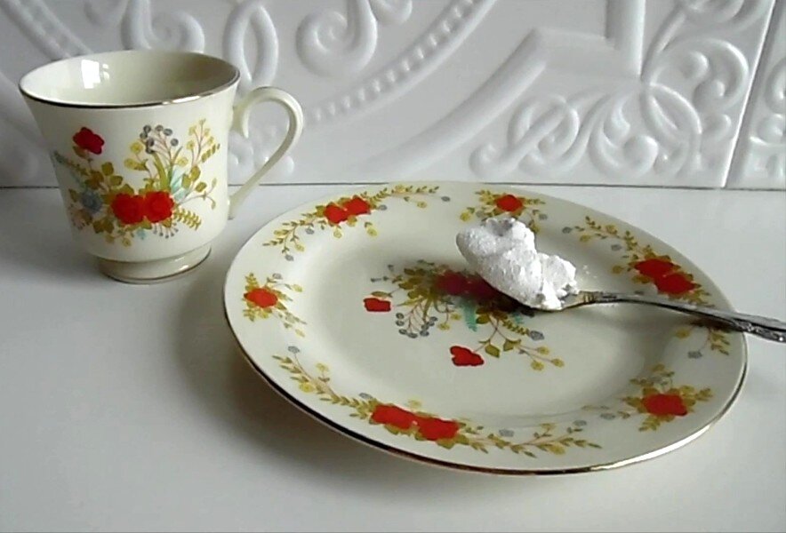Чашка, тарелка и ложка с крахмалом