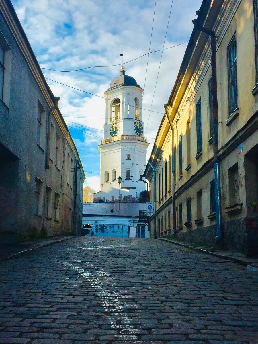 Узкие улочки и часовая башня Выборга.