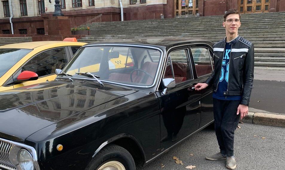 Андрей помогает с презентациями.           Фото: ИДПО