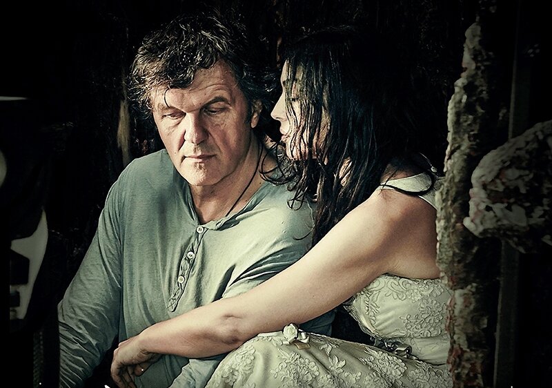 Фото: Эмир Кустурица и Моника Беллуччи в фильме «По млечному пути», фрагмент постера к фильму