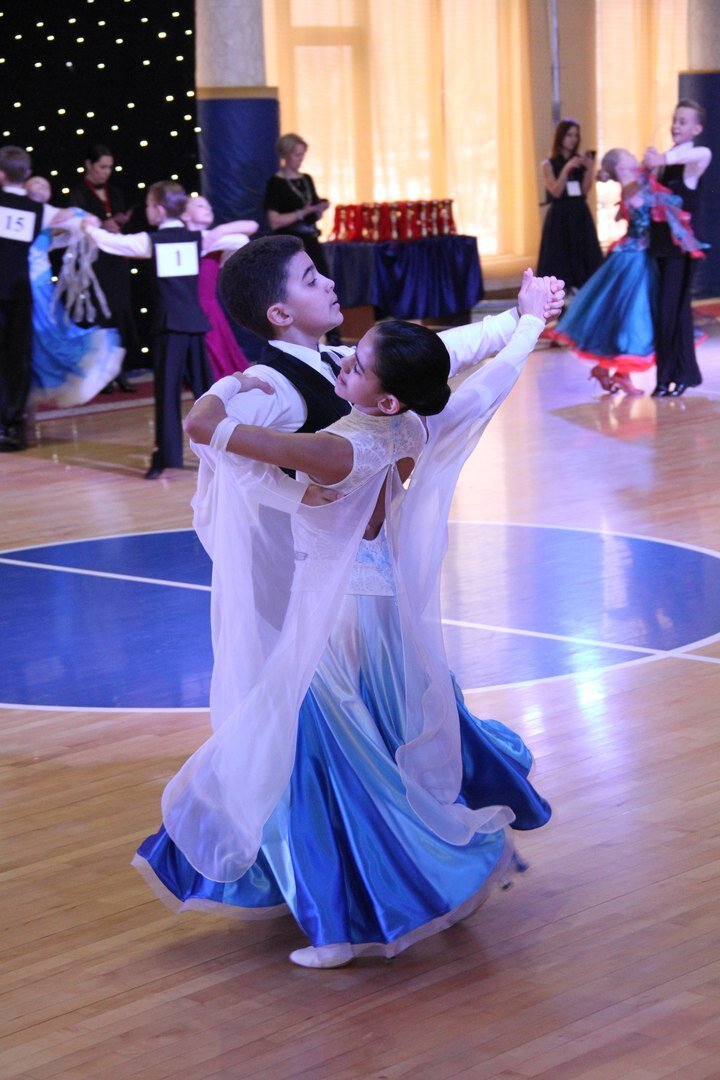 Школа бальных танцев: Новые правила IDSF по костюмам для бальных танцев.
