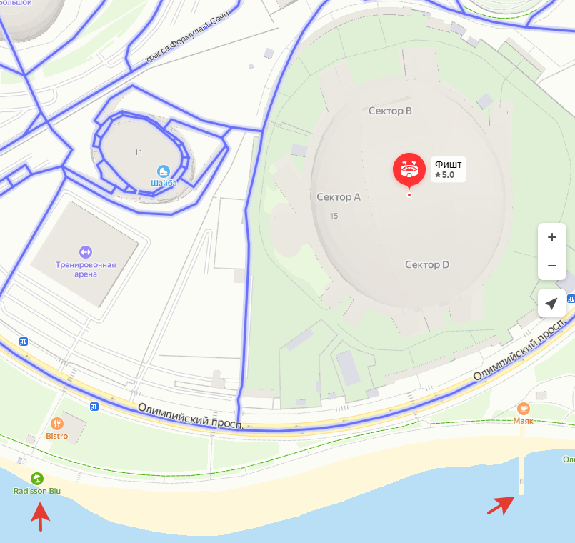 Стрелка слева - примерное место обнаружения тела, на берегу - отель, в котором останавливался Коропов. Справа - пирс, у которого были обнаружены телефон и самокат. Место обнаружения рюкзака не обозначено. Яндекс.Карты.