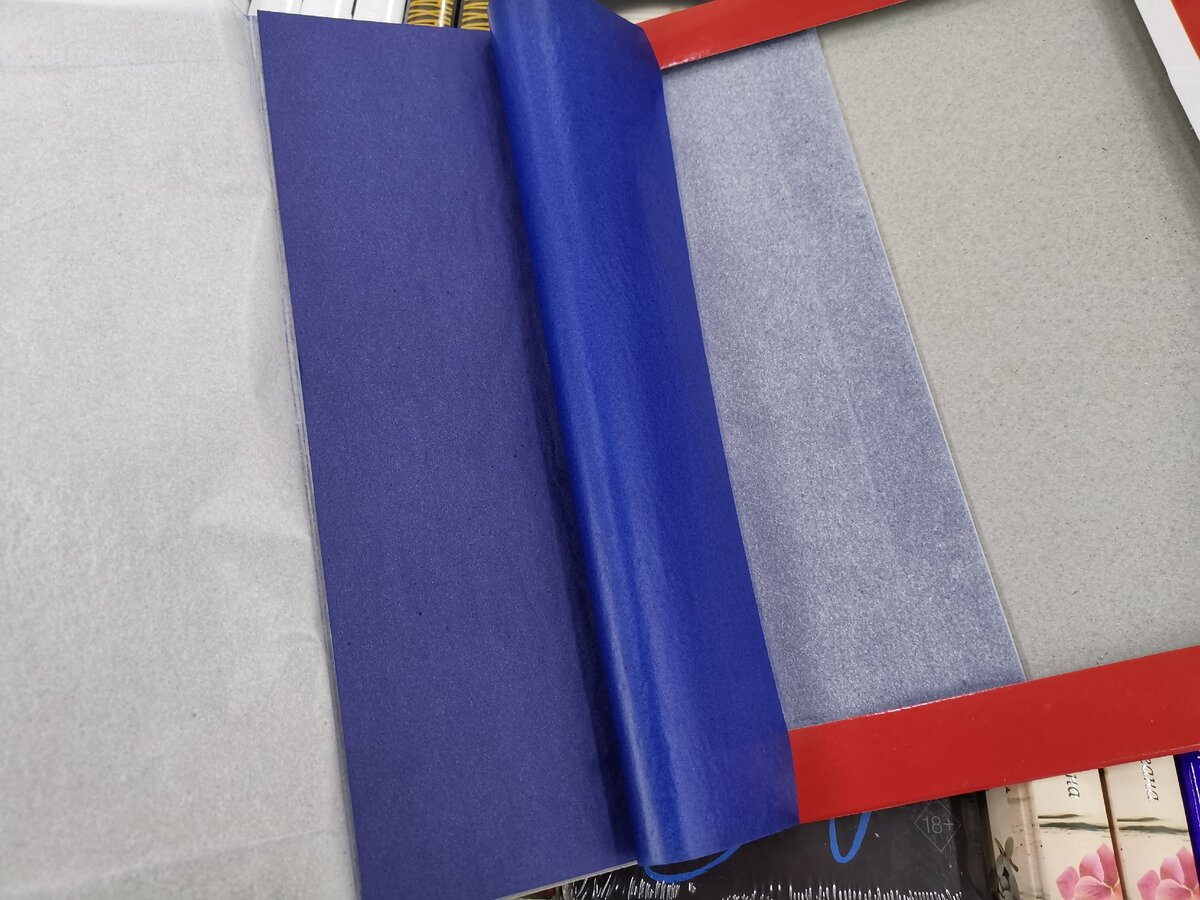 Копирку до сих пор продают в магазинах канцтоваров.