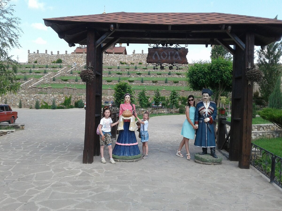 Скульптура казака и казачки