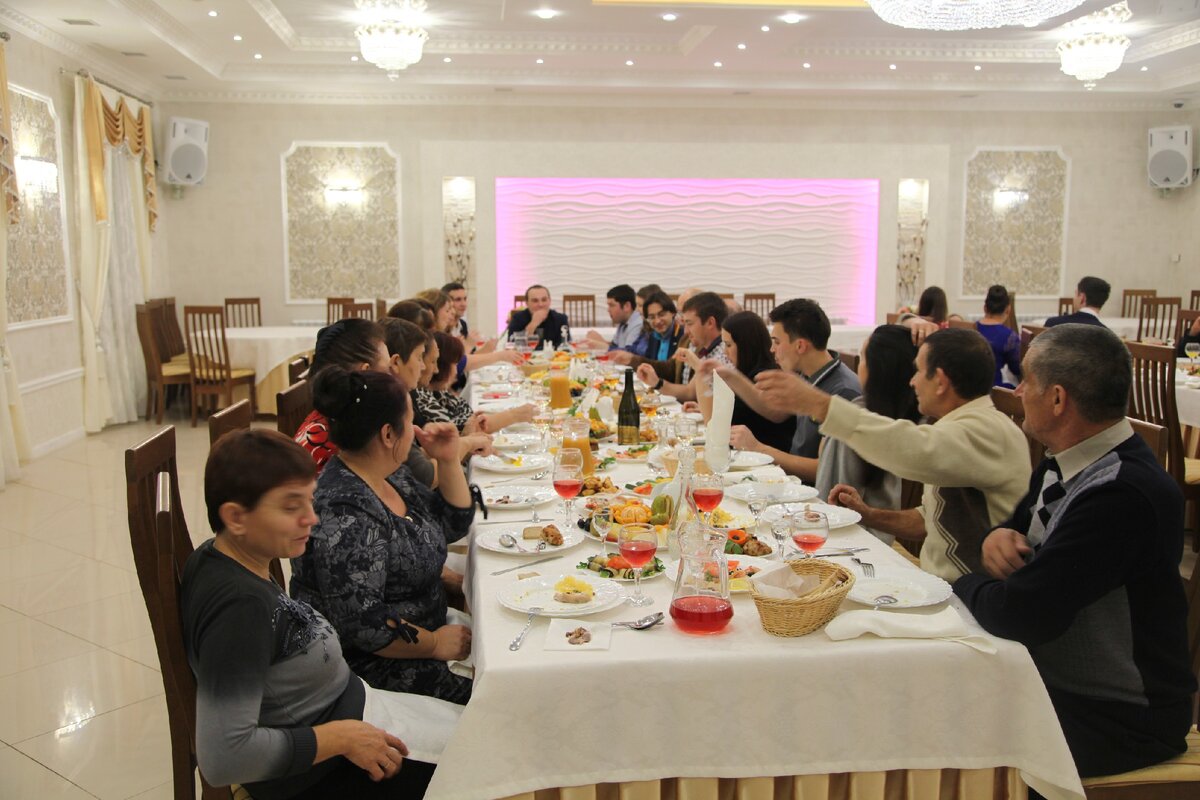 Иногда мы встречаемся с такими клиентами,которым неважно какая у вас программа,есть ли опыт у ведущего, поет ли он, если поет ,то в живую или под фонограмму итд.  Но это еще не страшно,потому что встречались и такие молодожены,которые говорили что "у меня мама сказала что сама будет ведущей" вы только подскажите конкурсы ей)))  В таких случаях конечно мы помогаем ...  