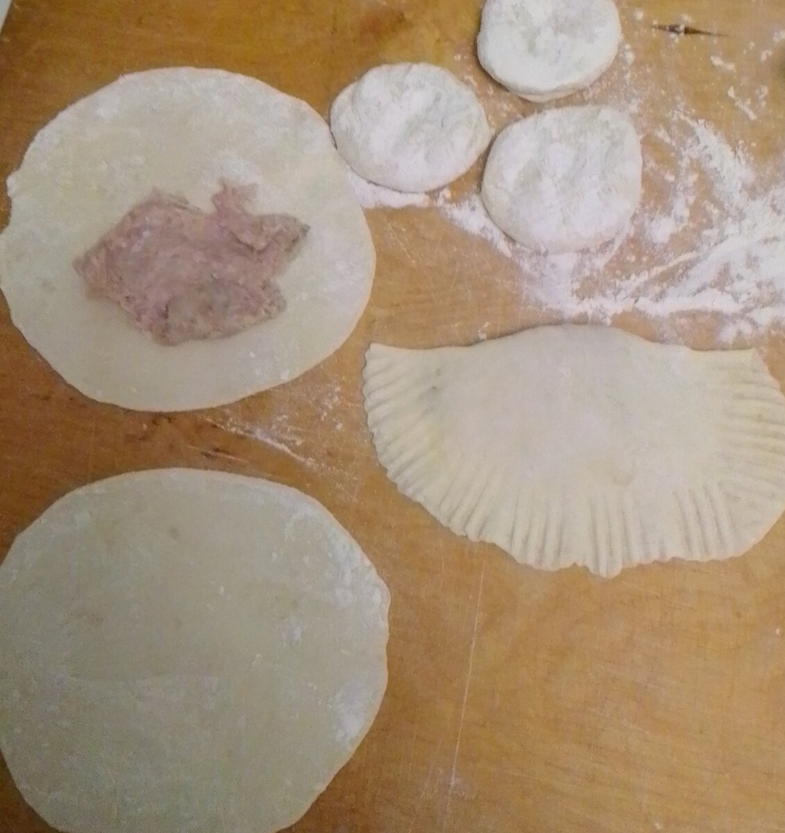 Разделка чебуреков.