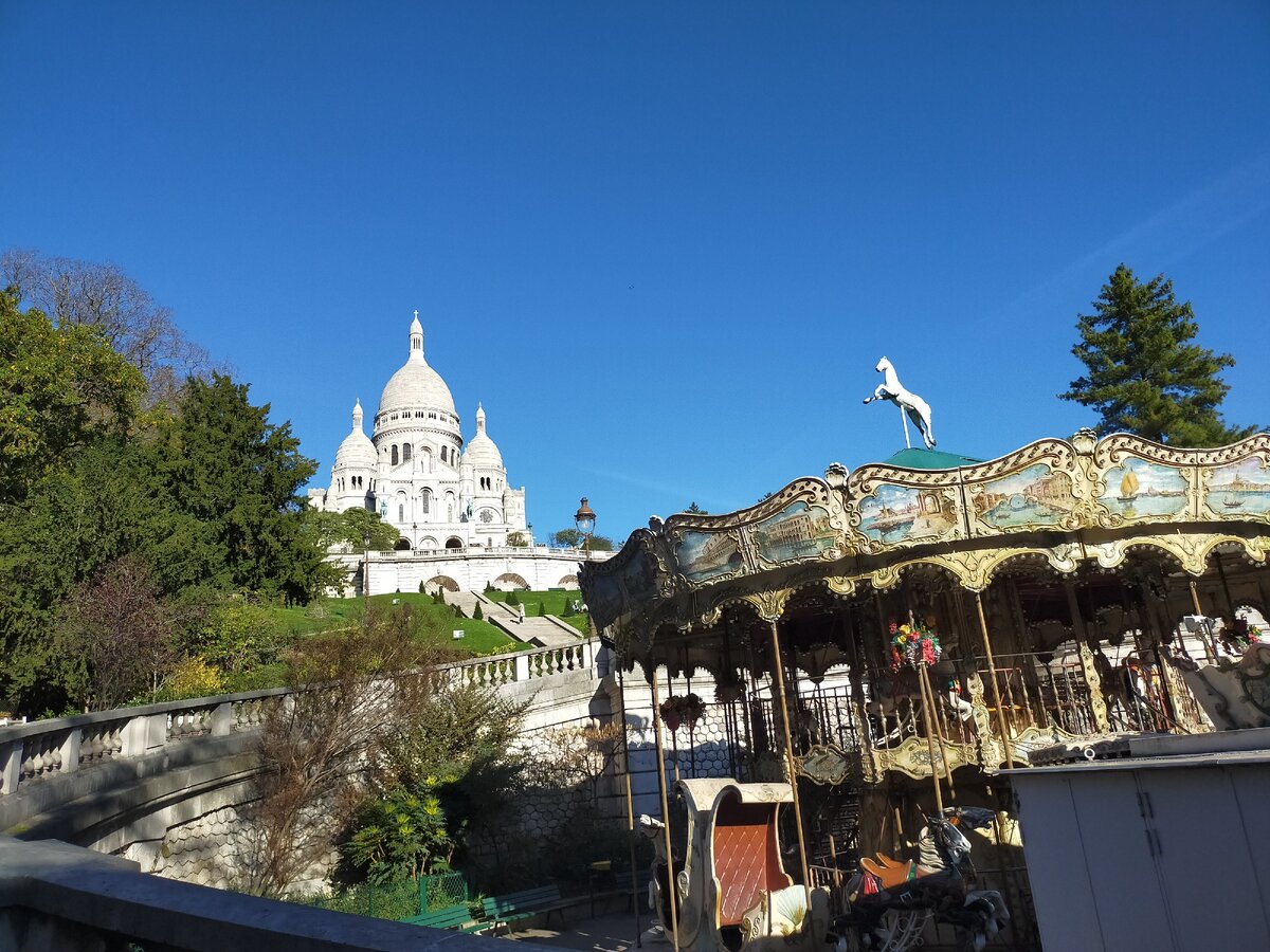 Вчера погода в Париже была восхитительная)))