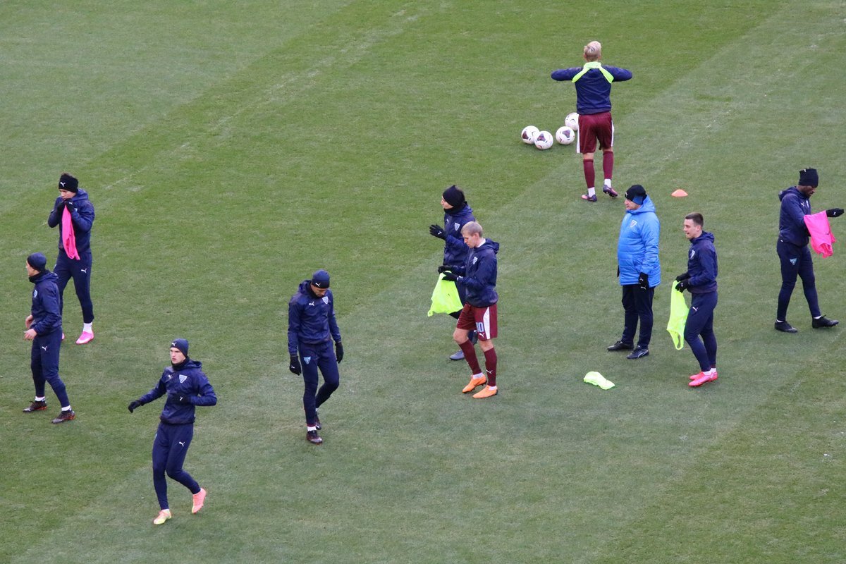 Команда "Велес" на разминке.