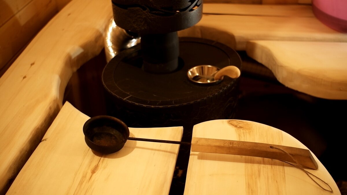 Принёс ковш для подачи воды из старой бани