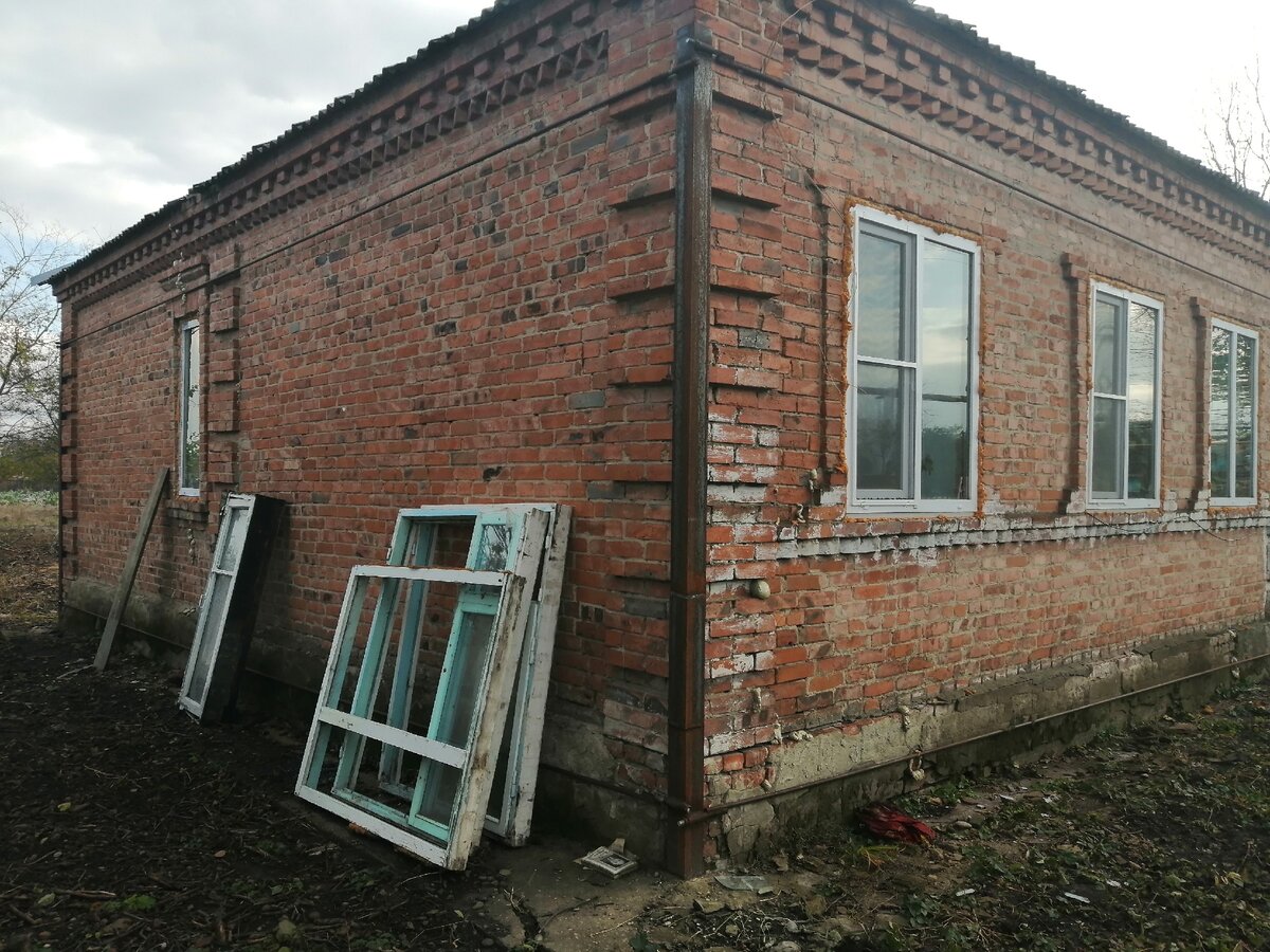 Фото автора. Вокруг дома выпилены все деревья. Сам дом стянут металлической конструкцией.
