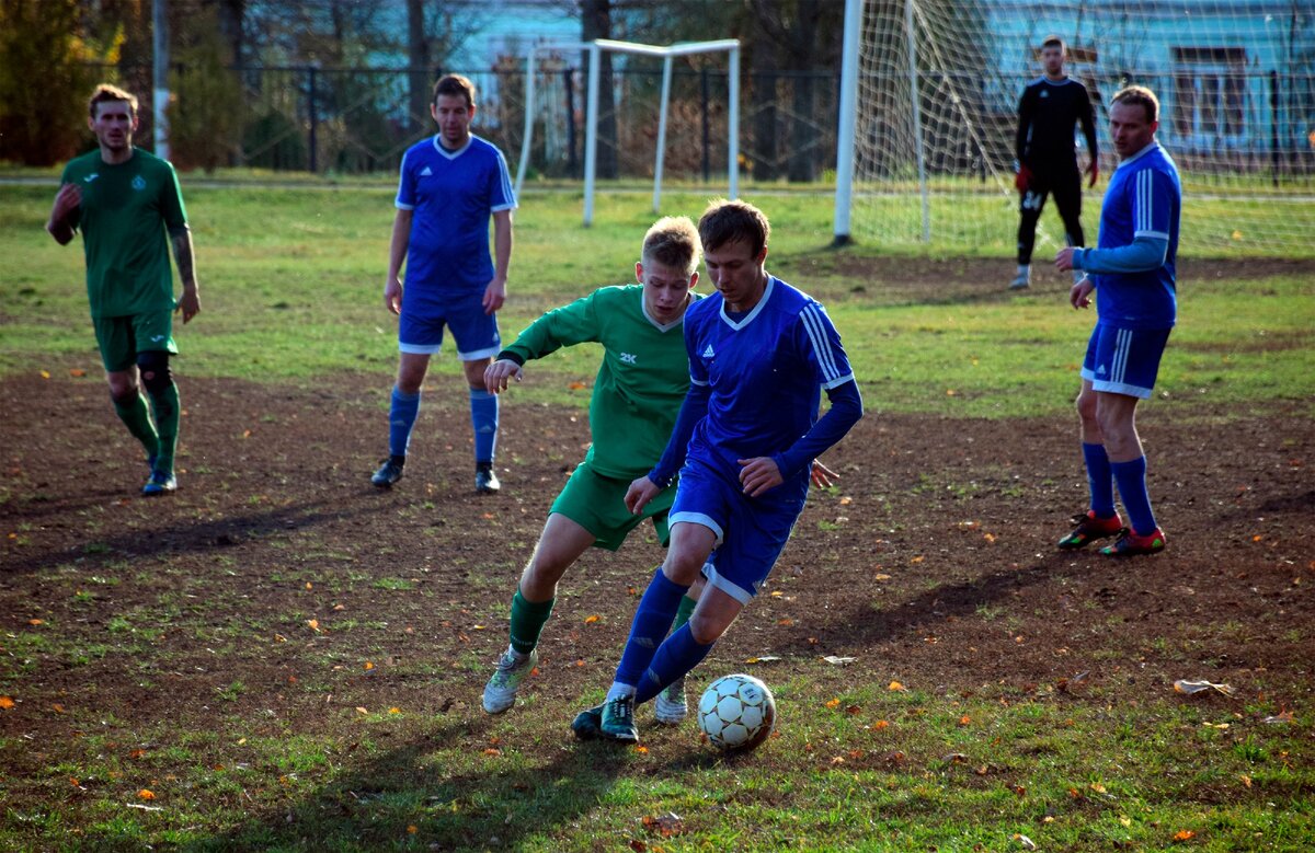 18-летний Александр Саламатин (БГАУ Кокино, в зелёной форме) против Михаила Варламова (Спутник Карачев, в синей форме)