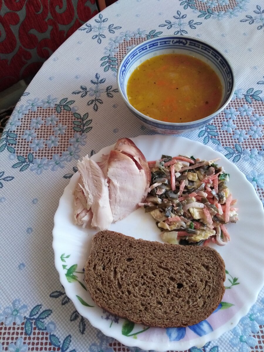 суп гороховый с копченостями,хлеб,кусочек мяса и салат.