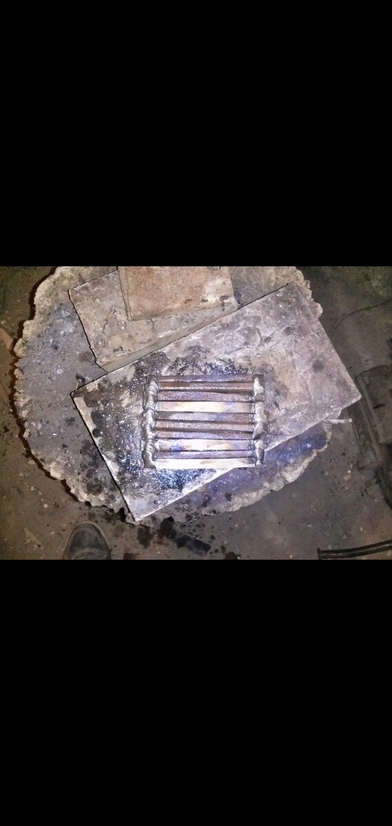 На фото две толстых пластины, заменяют наковальню.