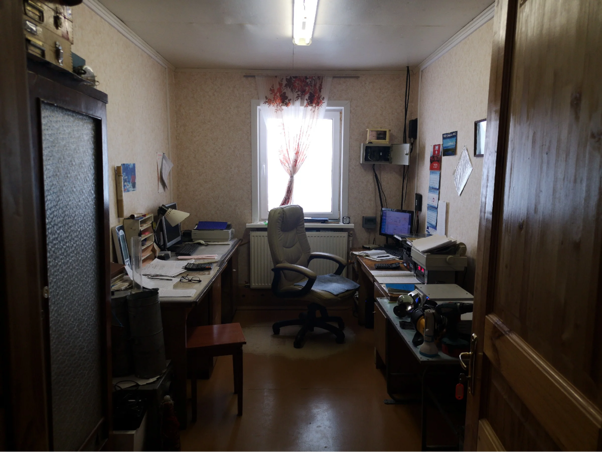 Полярников 17 санкт-петербург. Сталинки из красного кирпича. Полярников, д. Северный полюс флаг россии. Полярников индекс.