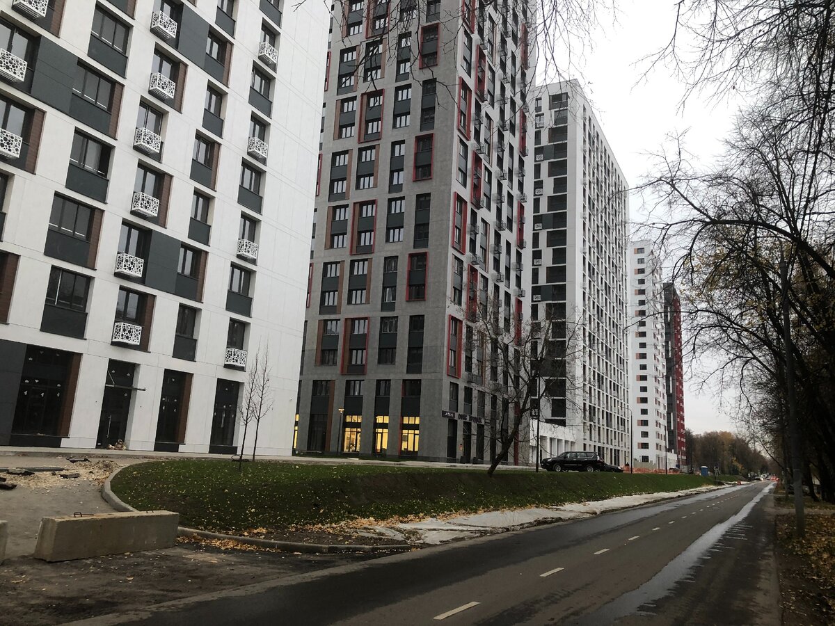 Не понимаю такого дизайна, но он пользуется популярностью в домах в Москве.  В подъездах лежат грязные ковры | Штуки из труб | Дзен