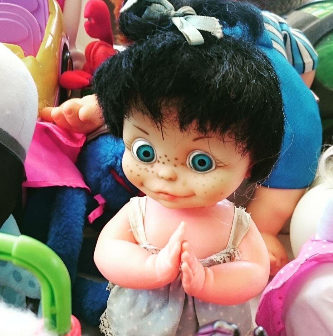 Похожа на куклу "Чаки" кто знает название этой куклы пишите комментарии