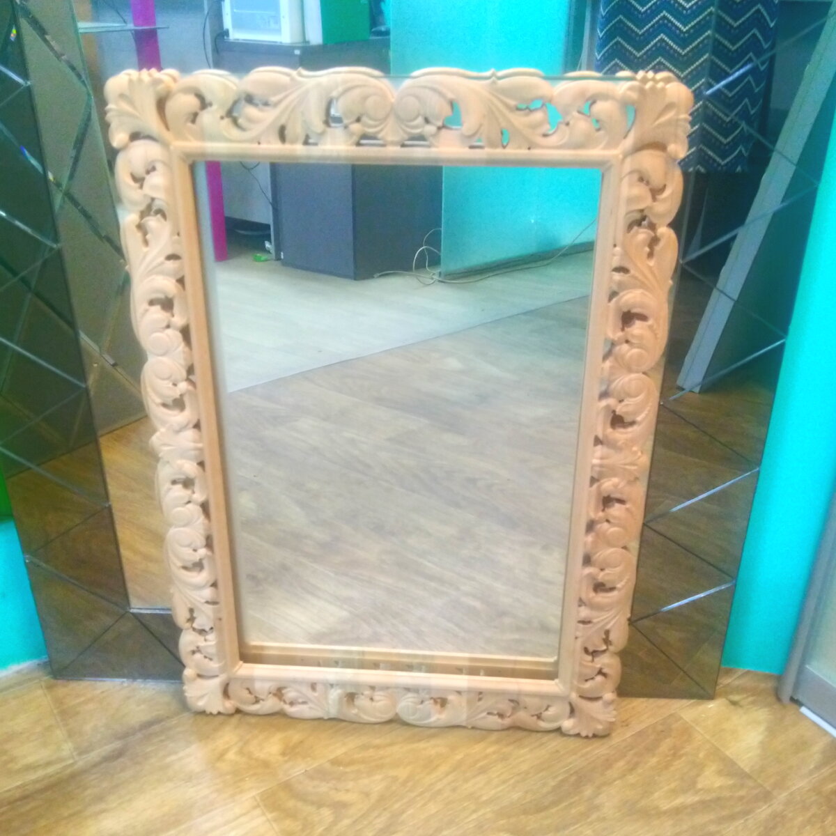 Зеркало в латунной раме в Алматы: Рамы для зеркал из латуни и нержавеющей стали на заказ