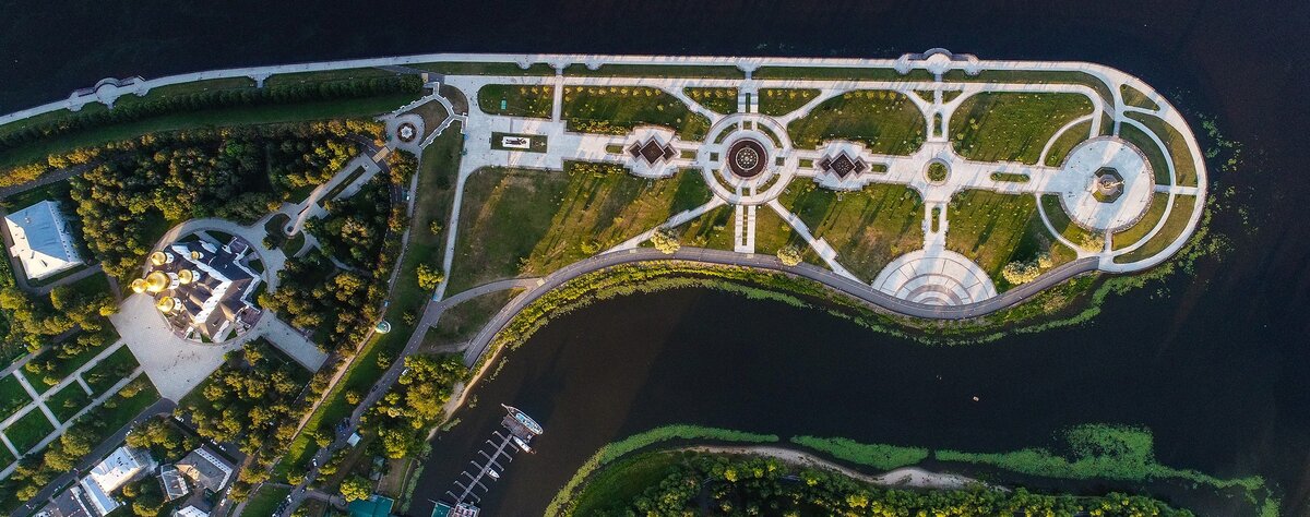 Вид на "стрелку" сверху. Именно здесь больше тысячи лет назад были языческие поселения.