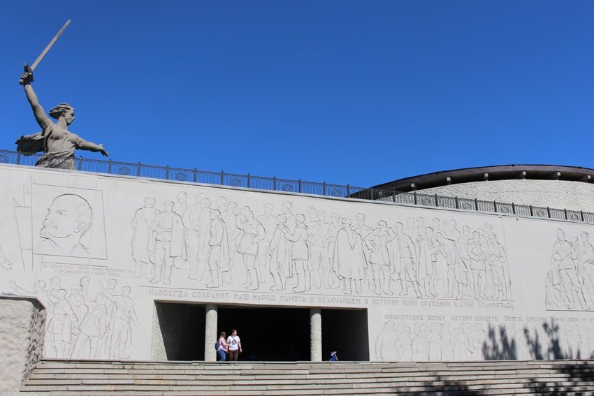 Кавычки мамаев курган был местом. Зал воинской славы на Мамаевом Кургане в Волгограде. Пантеон славы на Мамаевом Кургане. Зал славы Мамаев Курган. Монументальный рельеф Мамаев Курган.
