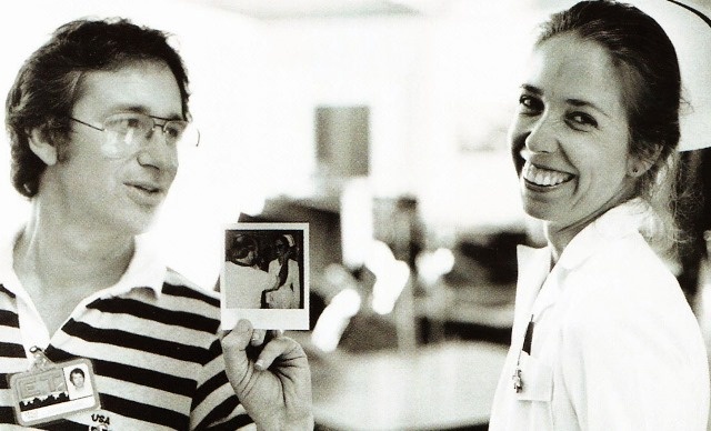 «Инопланетянина» зачастую называют самым личным (по крайней мере, на момент его создания) фильмом Стивена Спилберга. Это определение можно считать верным как минимум по двум причинам. Во-первых, история подростка, тяжело переживающего развод родителей и нашедшего утешение в дружбе с близким по духу пришельцем, перекликается с биографией самого режиссера, чьи родители развелись. Во-вторых, Спилберг изначально задумывал ленту как интимное авторское высказывание в противовес масштабным жанровым хитам 70-х: «Челюстям» и «Близким контактам третьей степени». Правда, созрело оно лишь в 80-е, вобрав в себя идеи других нереализованных проектов режиссера. Так из неснятого сиквела «Близких контактов» в картину перекочевала линия инопланетянина, забытого на Земле и мечтающего вернуться на родину. В свою очередь из сценария Джон Сейлза, который тот по заказу Спилберга написал для так и не увидевшего свет фантастического фильма «Ночные небеса» о пришельцах, терроризирующих американскую семью, возник мотив дружбы одного из вторженцев с младшим сыном.

Стивен Спилберг и Мелисса Мэтисон