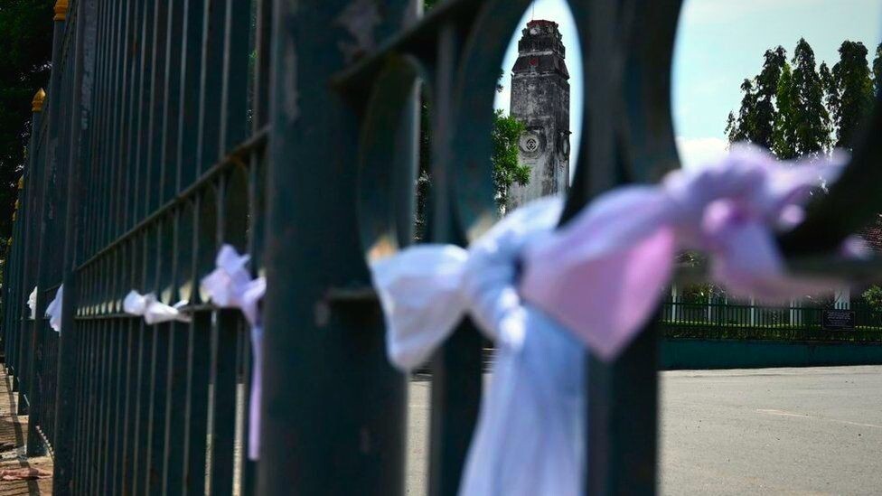 Белые ленточки, повязанные на заборе на кладбище в знак протеста против государственной политики принудительного кремации мусульман, умерших от коронавируса, - Коломбо, 14 декабря 2020 года. 