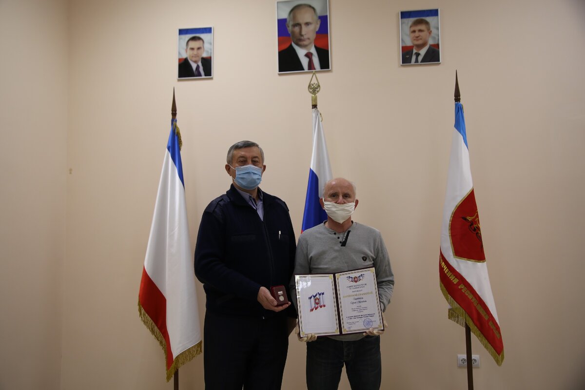 В соответствии с Распоряжением Совета Министров Республики Крым от  11 декабря 2020 г. № 2010-р за многолетний добросовестный труд, высокий профессионализм и в связи с Днем Конституции Российской Федерации награждён Почётной грамотой Совета Министров Республики Крым Станкевич Сергей Иванович, командир Местной общественной организации «Добровольная народная дружина» г. Симферополя, председатель Общественного совета при УМВД России по г.Симферополю. Примите наши поздравления!

Член Общественного совета при УМВД России по г.Симферополю Корчинский Петр, все члены данного Общественного совета, Правление и народные дружинники МОО «ДНД» г.Симферополя поздравляют Станкевича Сергея Ивановича с этой высокой и заслуженной наградой.
