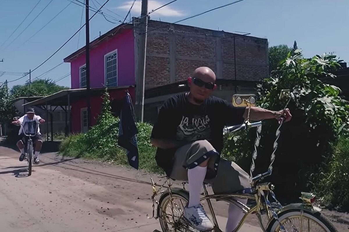 Скриншот из видео Tren Lokote - Nunca ando solo ("Никогда не хожу один")