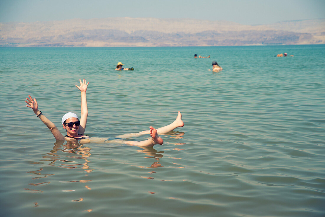 Купаться в марте в египте. Мертвое озеро Иордания. Мертвое море люди.