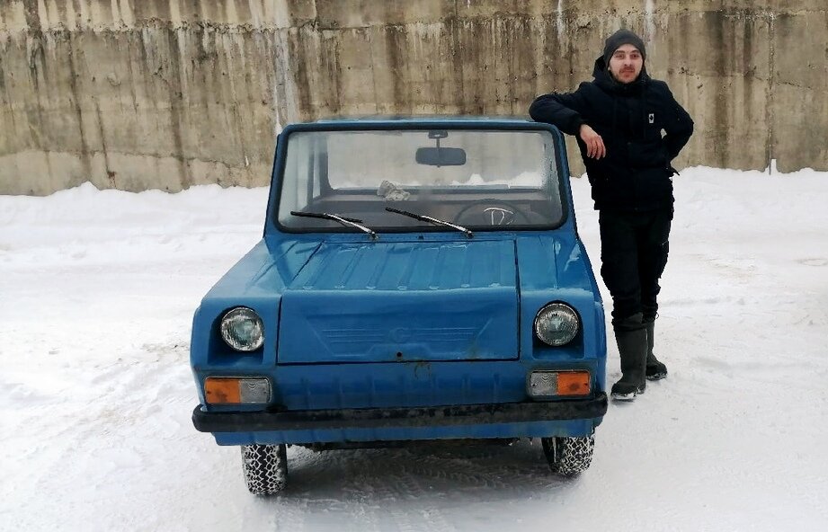 Чудо советского автопрома не просто ездит по улицам – но и помогает своему хозяину в работе. Что толкнуло 25-летнего парня обзавестись раритетной машиной – в материале ГТРК «Кострома».