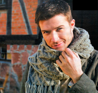 И наконец классический шарф  крупной вязки - незаменимая модная деталь гардероба. В грядущем сезоне 2016-2017 года дизайнеры предлагают шарфы, связанные спицами или крючком из шерсти, мохера, акрила. Такой шарф может служить стильным дополнением повседневного образа, а также добавит экстравагантности и шика во время какого - либо торжества.Первый шарф появился две тысячи лет назад в Китае. И сейчас он остается модным аксессуаром, играющим не последнюю роль в гардеробе женщины и мужчины. При упоминании о шарфах крупной вязки у многих возникает ассоциация с элементом одежды для зимы. Однако шарфы можно связать из разных ниток и разным узором и использовать в любое время года. И разновидностей шарфов тоже достаточное количество это и палантин, и кашне, и снуд. Каждый человек стремиться выглядеть стильно, привлекательно и красиво в любое время года. Вам в этом поможет «Мир шапок» на пр. Сизова 25 , где вы найдете огромный выбор палантинов, шарфов, снудов.Палантин  - это прямоугольный шарф не меньше полуметра по ширине до полутора метров длиной. В России палантины вошли в моду в начале 18 век и не теряют актуальности в наши дни. Связанный ажурной вязкой из льняных или хлопковых ниток палантин украсит, оживит, придаст необычный вид вашему летнему наряду. Используя палантин как накидку можно скрыть недостатки фигуры. Связанный из шерстяной или пуховой нитки палантин не только согреет в холода, но и подчеркнет вашу элегантность.Еще одной разновидностью шарфа является снуд. Шарф хомут крупной вязки дополнит как классический костюм, так и элегантное платье, как спортивный пуховик, так и элегантную шубку. Снуд  - это универсальный аксессуар, который прикроет не только шею и плечи, но прекрасно заменит головной убор. Неожиданно пошел снег или дождь шарф хомут защитит голову от непогоды, незапланированный визит в храм и снова хомут поможет прикрыть голову. Снуд можно надеть как болеро. С помощью шарфа хомута крупной вязки вы можете завершить образ, подчеркнете цвет лица и доставите себе удовольствие.