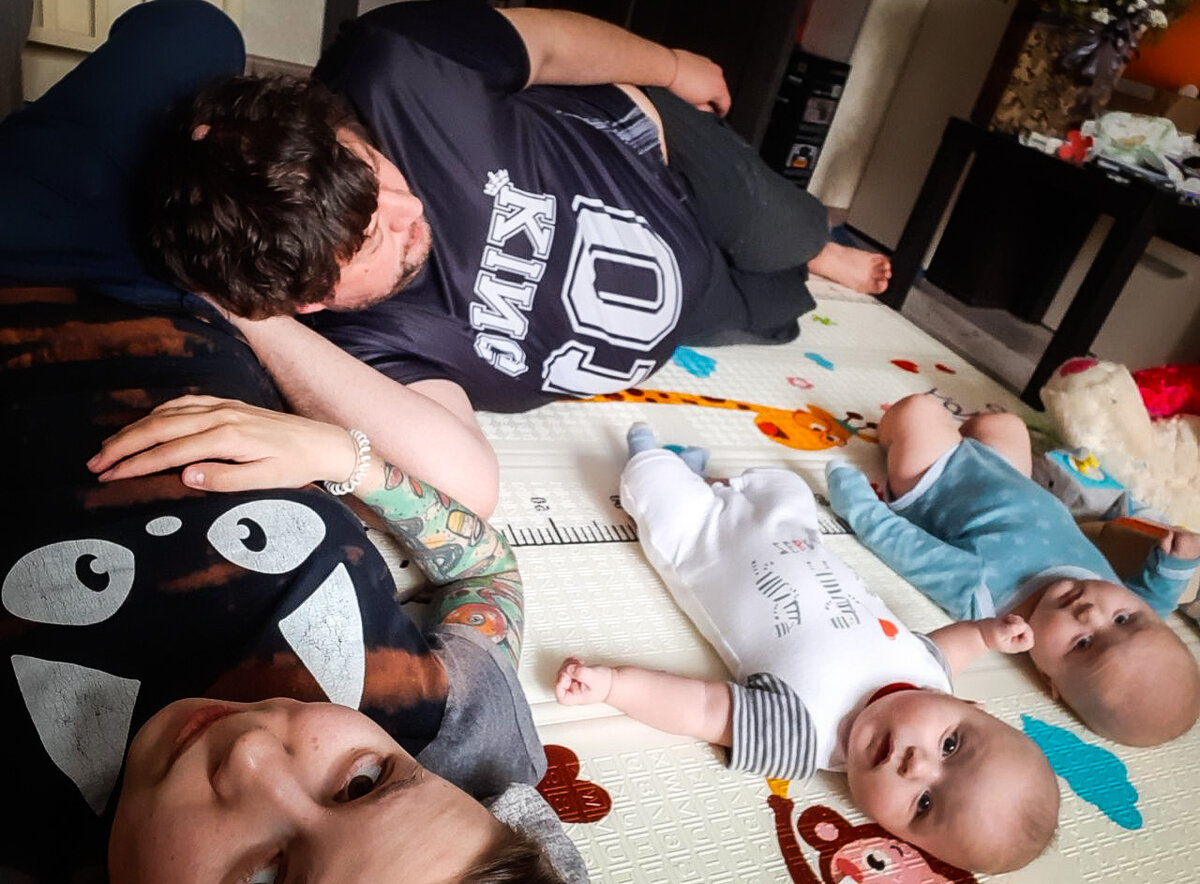 Валяемся на полу всем семейством