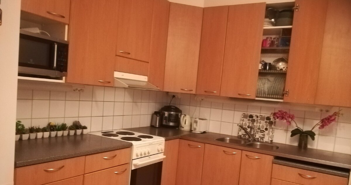 Встроенный кухонный гарнитур в обычной городской квартире в Хельсинки