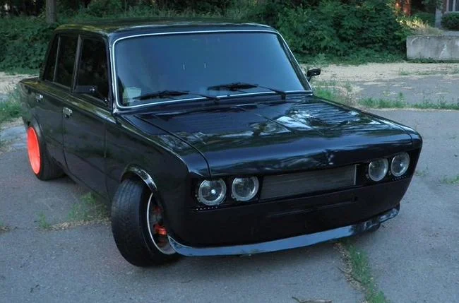 Тюнинг — это своего рода доработка автомобилей. Причем доработка может быть как внешней, так и внутренней, технической и даже компьютерной. Последнюю называют чип тюнингом. К сожалению, если говорить о модернизации славных отечественных машин, то о чип тюнинге речи не идет. Это прерогатива более современных, компьютеризированных, начиненных электроникой автомобилей. 
ВАЗ в плане доработки — это настоящая свобода действий. Вы наверняка сами заметили, как много таких машин ездит по улицам городов, и сколько существует версий доработки. Кто-то делает тюнинг ВАЗ своими руками без помощи специалистов, а просто у себя в гараже. Другие обращаются в специализированные ателье. Что интересно, несмотря на моральную и техническую старость классических отечественных авто, они остаются востребованными среди любителей тюнинга.

Используя автомобиль ежедневно, многим автолюбителям хочется выделиться из толпы собратьев. И не у всех есть возможность повысить крутящий момент двигателя за счет установки турбонаддува. Выделиться из толпы возможно и с более скромным бюджетом.

Для лучшего отвода выхлопных газов нам понадобится заменить штатный выпускной коллектор на тюнинг коллектор, который на сленге из-за формы своей конструкции называется «паук». Оптимальная конструкция спортивного паука – это 4-2-1. Эти цифры означают, что четыре трубы переходят в две трубы, а две в одну. Такая конструкция отлично подходит для тюнинговых двигателей ВАЗ и позволяет двигателю выдавать хорошие показатели момента в широком диапазоне оборотов, именно это нас и интересует.

Во впускном тракте двигателя установлена дроссельная заслонка которая имеет диаметр 46 мм. После наших доработок необходимо заменить на тюнинговую заслонку, которая имеет больший диаметр, и, следовательно, большую пропускную способность. Для этой цели отлично подойдет дроссельная заслонка тюнинг диаметром 54 мм.

Заменив все эти комплектующие, вы получите увеличение крутящего момента двигателя на 15 – 20%. Для получения максимальной отдачи вам необходимо будет настроить электронный блок управления двигателем.