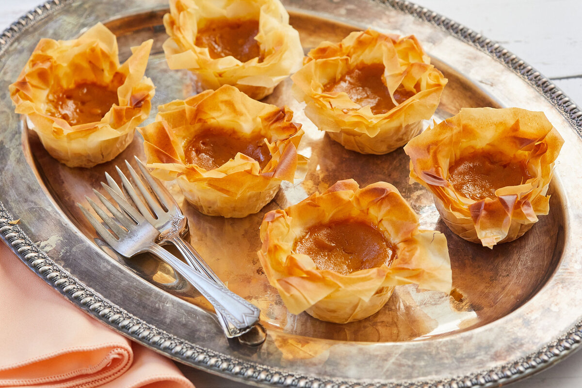 Иногда ты просто хочешь свой пирог, правда? Рецепт My Petite Pumpkin Pies воплотит ваши мечты в реальность, приготовив индивидуальные пироги для всех, кто их захочет - и вам не понадобится тарелка и вилка!