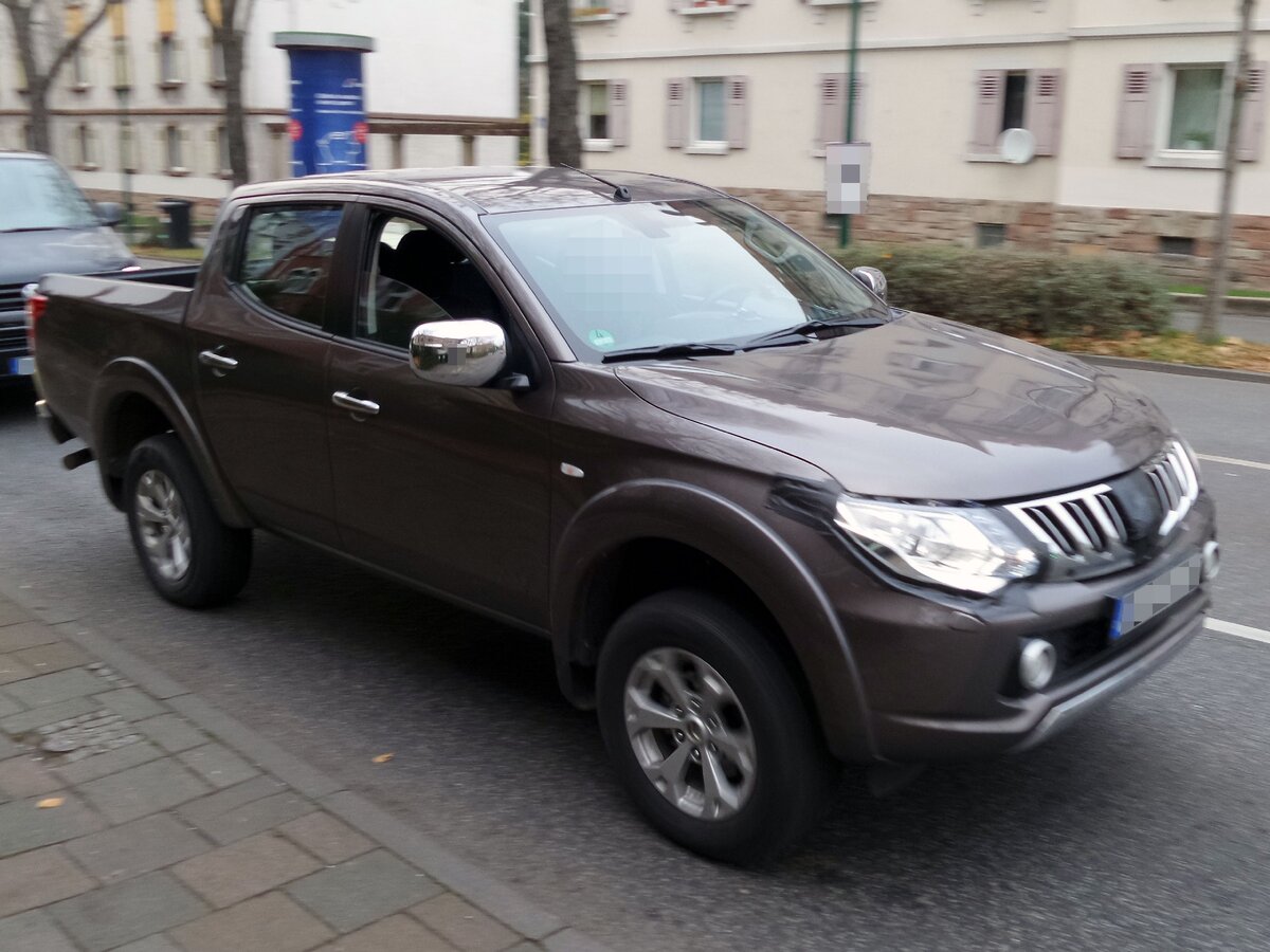 L200 - пикап Mitsubishi, выпускаемый с 1978 года многопрофильным японским концерном Mitsubishi.