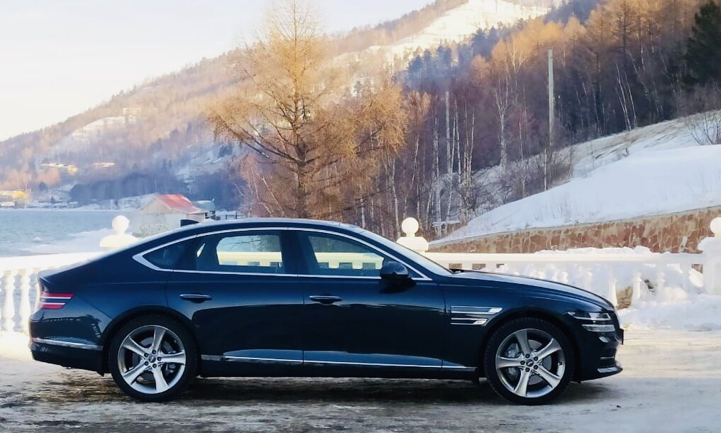 Genesis G80 дает возможность запускать мотор от кнопки и двигаться с места без водителя  по команде той же кнопки.  
