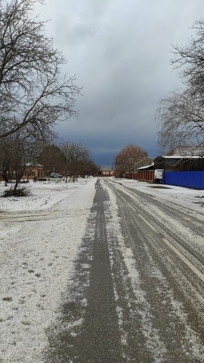 А это вчера у нас был сильный град, и второй заход - тучи надвигаются