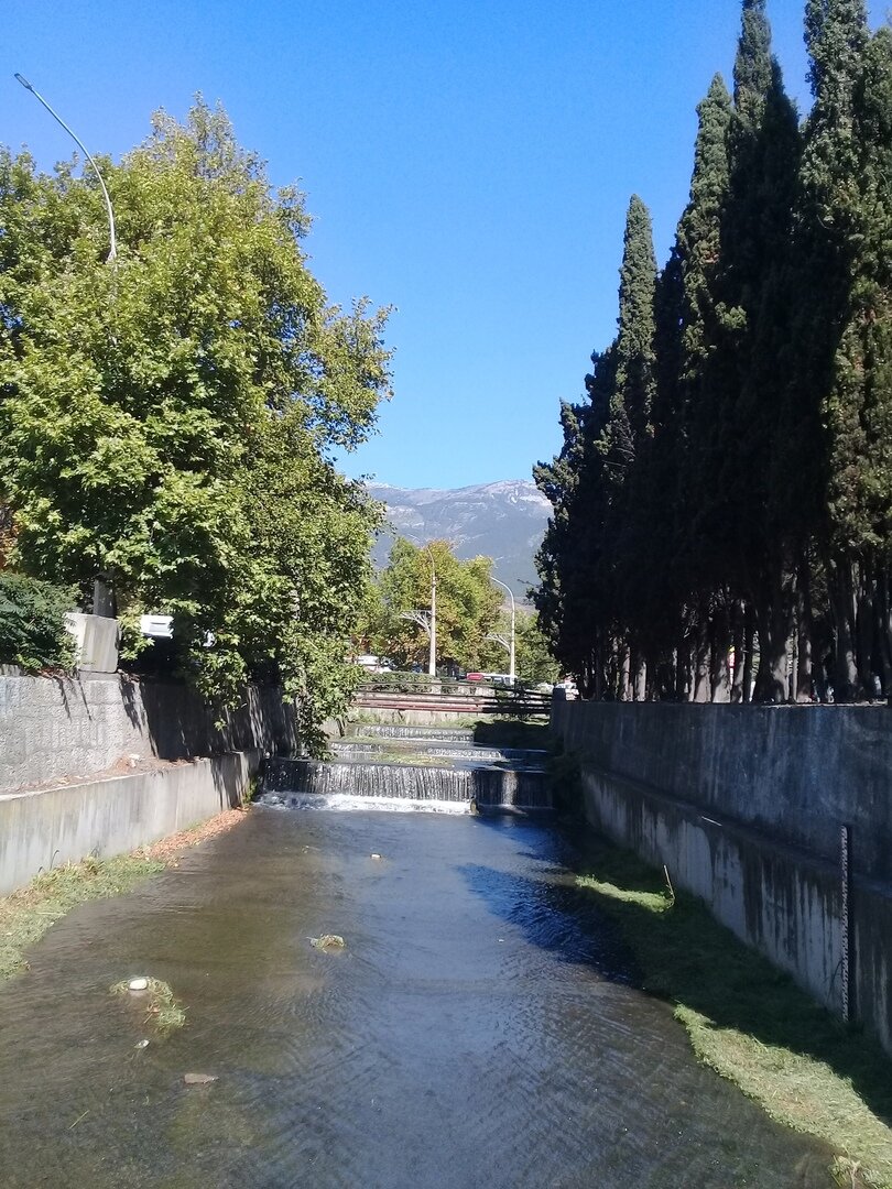 Обе ялтинские реки выглядят примерно так. Сейчас перед вами Дерекойка (фото автора - 2020)