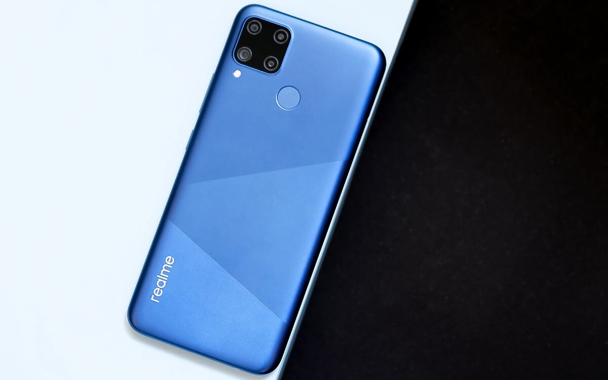 Смартфон Realme C15 в синей расцветке