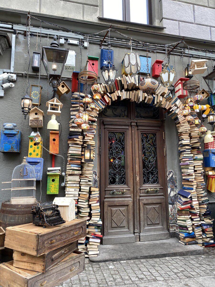 Вот так красиво украшен фасад ресторана "Black Swan"