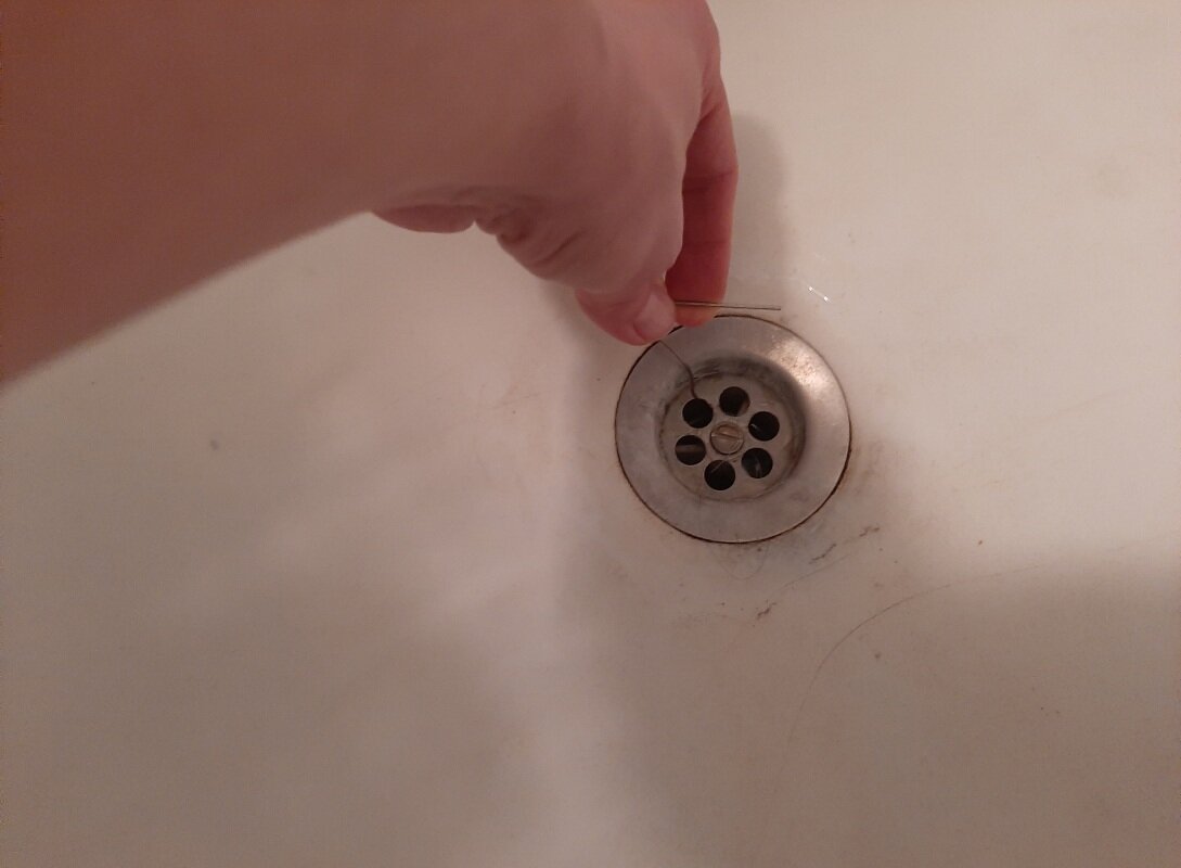 Как легко и быстро очистить забившийся слив ванной. Эффективный механический способ