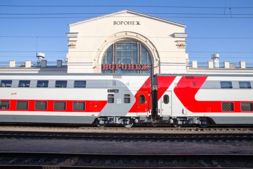Двухэтажный дневной поезд «Москва-Воронеж» с сидячими вагонами на вокзале Воронеж-I