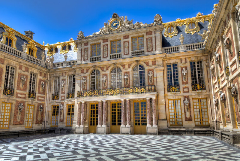 Почему версаль. Версальский дворец Версаль Франция. Мраморный двор Версальского дворца.