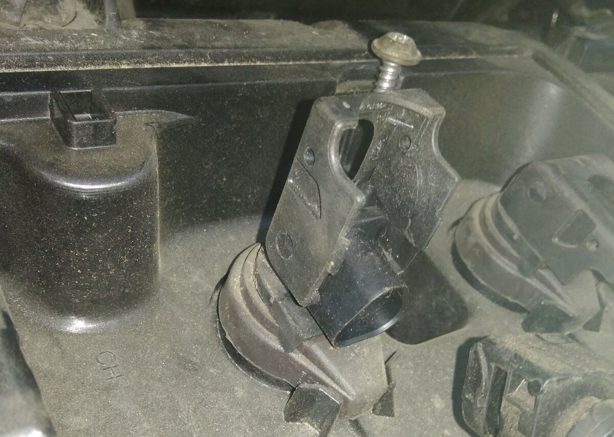 Несколько раз я похвалил инженеров. Это клемма катушки зажигания. Пластиковый фиксатор и никаких болтов, как у японцев. Очень понравилось.