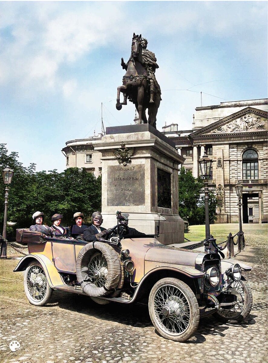 Автомобилисты возле памятника Петру I возле Михайловского замка